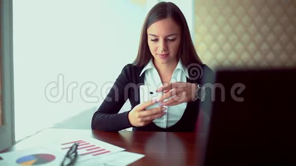 女商人拿着文件在咖啡店工作小女孩坐在咖啡馆里拿着平板电脑严重生活方式视频的预览图