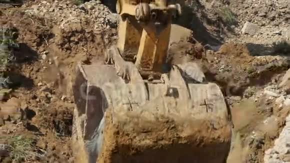 履带式挖掘机工作视频的预览图