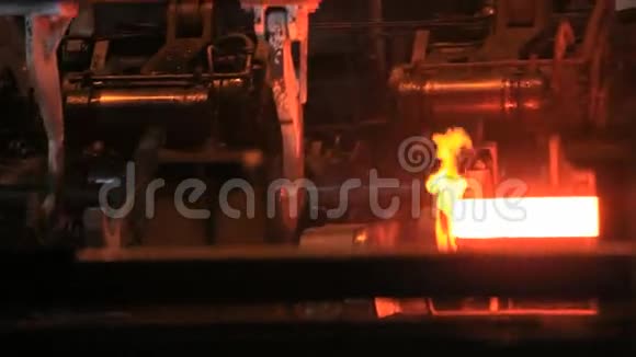 热管钢生产线金属管道制造业视频的预览图