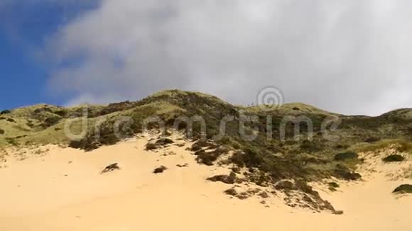 云过沙丘的时间流逝视频的预览图