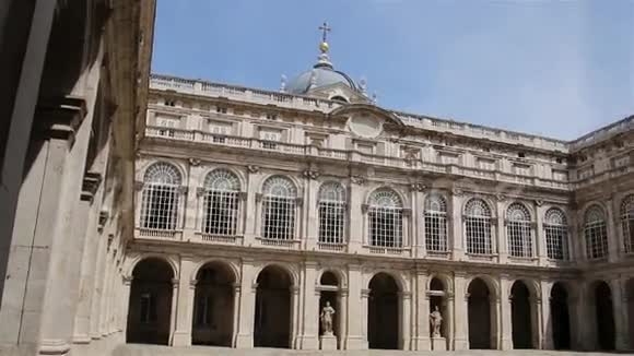马德里西班牙王宫内院视频的预览图