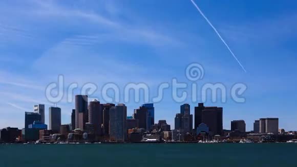 4K超高清时间推移波士顿天际线与船的前景视频的预览图