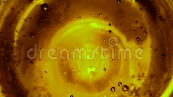 水中的抽象气泡就像空间中的黄橙色背景视频的预览图