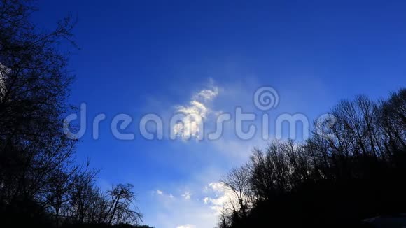 白云在蓝天中缓缓移动视频的预览图