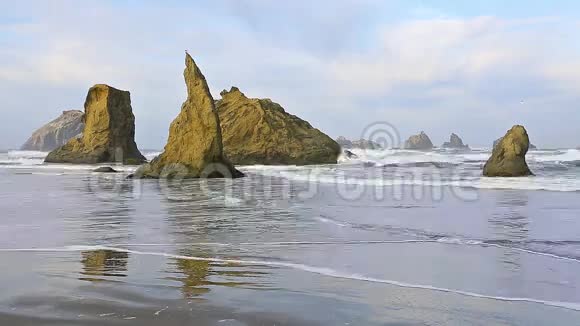 太平洋海岸的冲浪时间视频的预览图