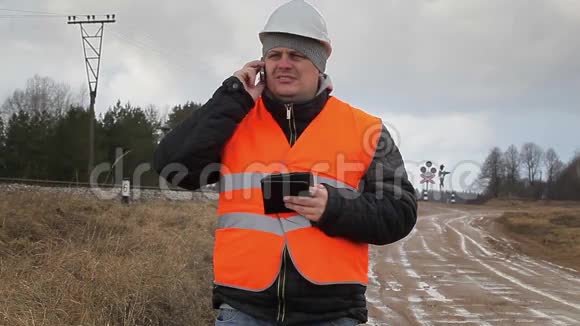 铁路员工在信号信标前用手机通话视频的预览图