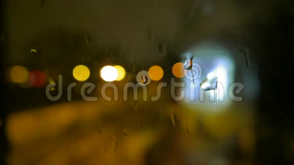 00001A窗外灯光和雨滴的抽象模糊视频的预览图