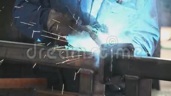 焊工在熔体车间工作视频的预览图