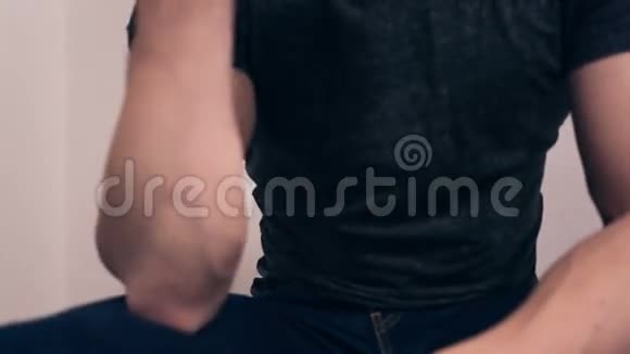 人摆动肌肉的重量握在手里视频的预览图