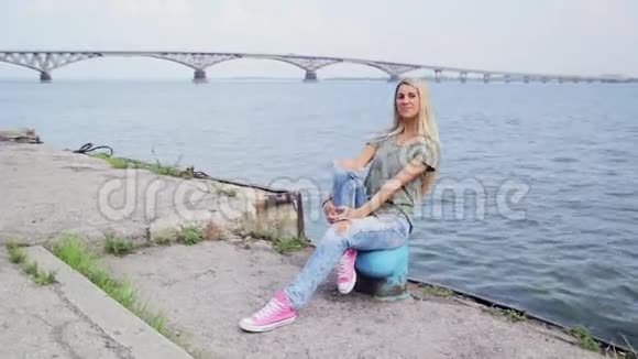 在伏尔加河上玩的女孩视频的预览图
