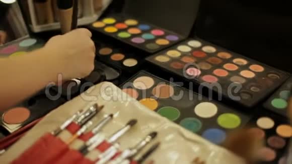 化妆沙龙中的专业化妆品化妆用的豪华化妆品多彩口红阴影粉末视频的预览图
