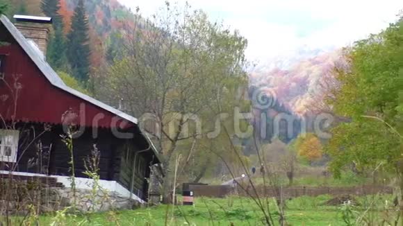 在一个被群山环绕的山谷中沿着小径的茅屋视频的预览图