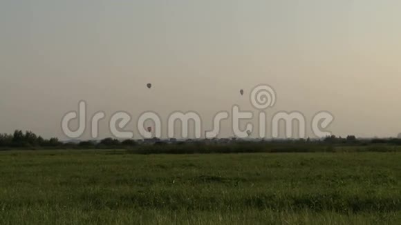 春天的风景空中气球视野视频的预览图