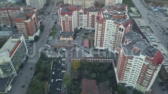 美丽的城市景观摩天大楼的顶部景观录像现代城市的俯视图视频的预览图