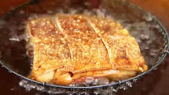 炸猪肉做脆猪肉泰国菜视频的预览图