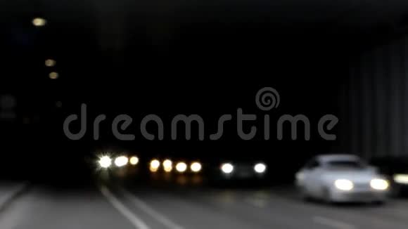 白灯的车失去了焦点视频的预览图