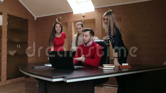 集团业务人员在办公室开会工作电脑视频的预览图