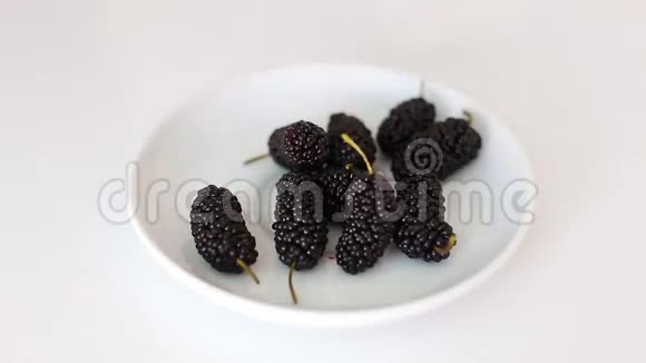 新鲜水果甜和成熟的黑莓在A视频的预览图
