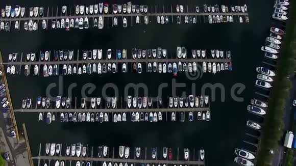 船坞船只的鸟瞰图视频的预览图