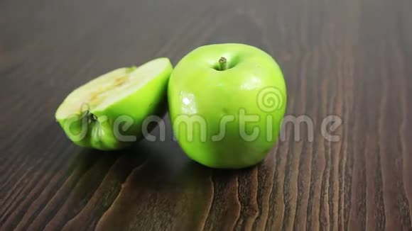 桌子上的绿苹果旋转视频的预览图