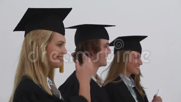 微笑的朋友一起毕业了视频的预览图