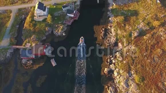 桥下的小房子岩石和船的俯视图挪威视频的预览图