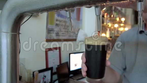 酒吧老板把啤酒倒进玻璃杯里视频的预览图