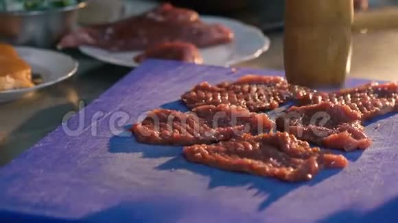 主厨做肉排慢慢地视频的预览图