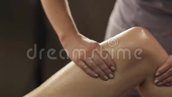 女人躺在水疗中心做腿部按摩视频的预览图