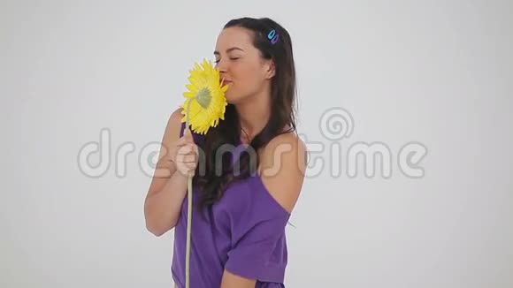 微笑的女人扔了一朵黄色的花视频的预览图
