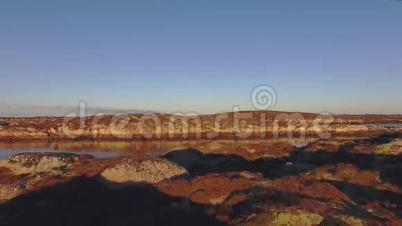 飞越海洋挪威秋天的棕色岩石视频的预览图