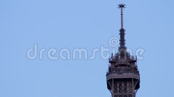 傍晚时分法国巴黎埃菲尔铁塔顶部视频的预览图