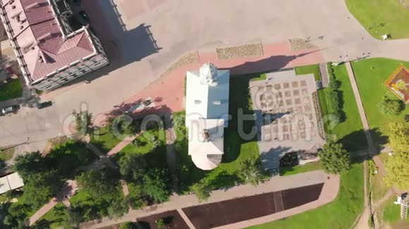 在阳光明媚的夏日相机飞过圣索菲亚正统大教堂和耶稣复活教堂视频的预览图