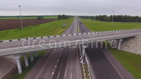 空中观景高速路口视频的预览图