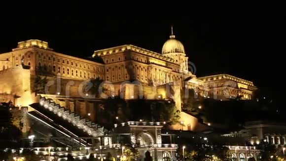 皇宫或布达城堡晚上布达佩斯在匈牙利视频的预览图