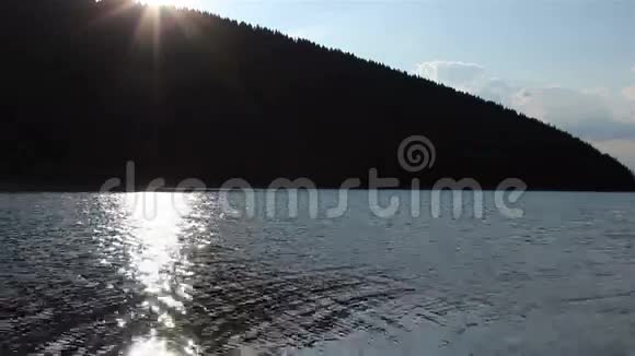 湖面上的太阳反射视频的预览图
