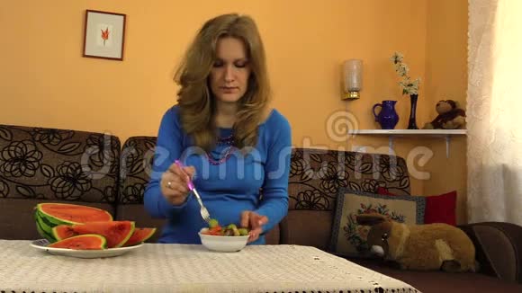 女人在白碗里吃孕期营养和维生素视频的预览图