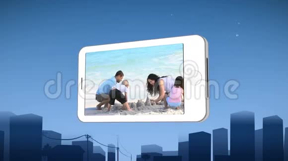智能手机显示一家人在建一座沙堡视频的预览图