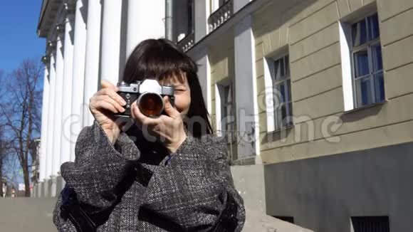 年轻的女性游客在一个古老的欧洲城市观光和拍照视频的预览图