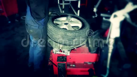 汽车服务中的漂亮机械修理轮胎视频的预览图