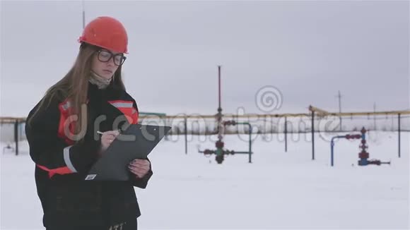 女工程师和石油工人一起工作视频的预览图
