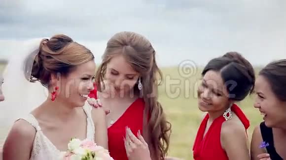 情绪化的新娘和伴娘谈笑风生慢动作视频的预览图