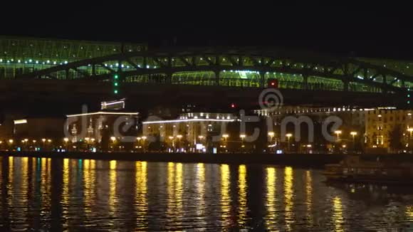 城市河流上游船的夜间交通视频的预览图