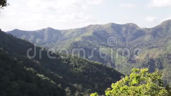在泰国Kanchanaburi省的ThongPhaPhum国家公园山名为KhaoChangPhueak全景全景视频的预览图