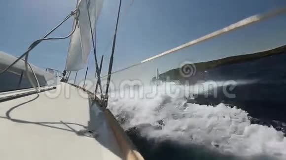 帆船在地中海开着帆航行航行中的船视频的预览图