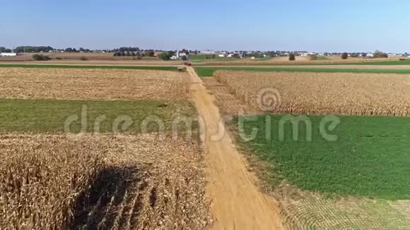 正在收获的农田和麦田的无人机飞行视频的预览图