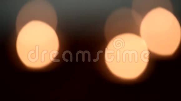 燃烧的蜡烛被咖啡豆包围着视频的预览图