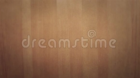 木质留言板上贴有白色贴纸视频的预览图