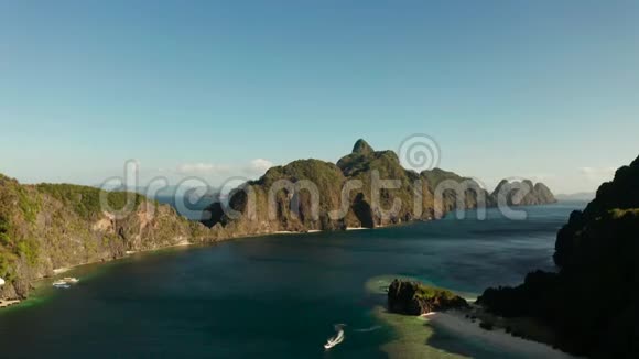 带热带岛屿的海景有白色海滩的落基岛视频的预览图