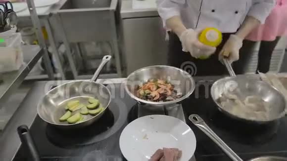 将海鲜鸡尾酒放入煎锅中视频的预览图